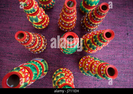 Des pots en argile colorée localement appelé Shokher Hari affichage à l' 'Mela Karu (foire d'artisanat) au Bangla Academy locaux à Dhaka, au Bangladesh. Banque D'Images