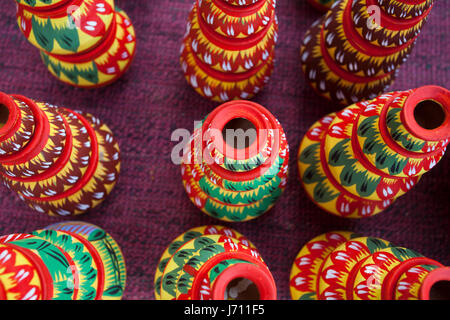 Des pots en argile colorée localement appelé Shokher Hari affichage à l' 'Mela Karu (foire d'artisanat) au Bangla Academy locaux à Dhaka, au Bangladesh. Banque D'Images