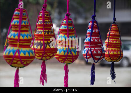 Des pots en argile colorée localement appelé Shokher Hari affichage à l' 'Mela Karu (foire d'artisanat) au Bangla Academy locaux à Dhaka, au Bangladesh. Banque D'Images