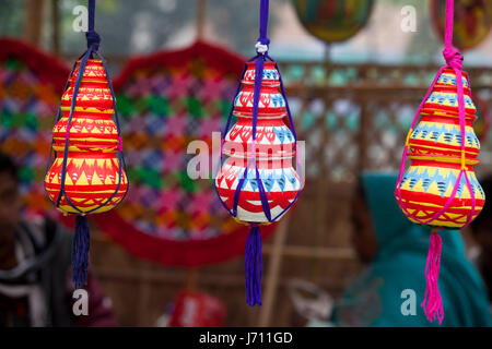 Des pots en argile colorée localement appelé Shokher Hari affichage à l' 'Mela Karu (foire d'artisanat) au Bangla Academy locaux à Dhaka, au Bangladesh. Banque D'Images