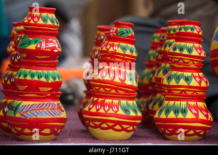 Des pots en argile colorée localement appelé Shokher Hari affichage à l' 'Mela Karu (foire d'artisanat) au Bangla Academy locaux à Dhaka, au Bangladesh. Banque D'Images