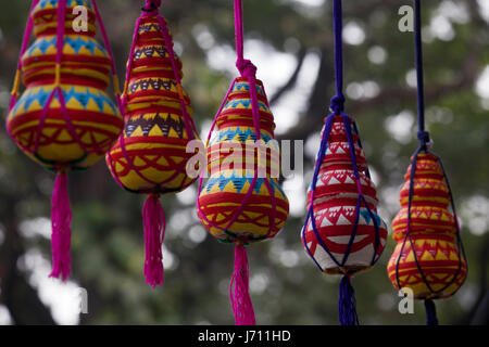 Des pots en argile colorée localement appelé Shokher Hari affichage à l' 'Mela Karu (foire d'artisanat) au Bangla Academy locaux à Dhaka, au Bangladesh. Banque D'Images