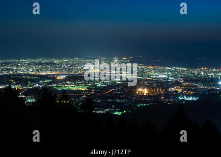 Nightview de Fukuoka au crépuscule à Fukuoka, au Japon. Banque D'Images