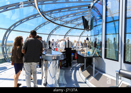 Les gens profiter de la balade sur la tour d'observation i360 de Brighton, Brighton, UK Banque D'Images