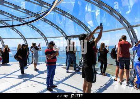 Les gens profiter de la balade sur la tour d'observation i360 de Brighton, Brighton, UK Banque D'Images