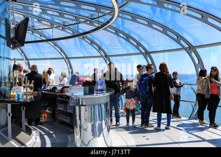 Les gens profiter de la balade sur la tour d'observation i360 de Brighton, Brighton, UK Banque D'Images