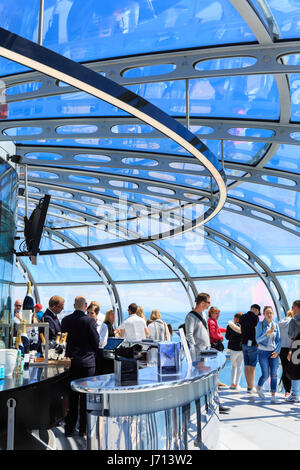 Les gens profiter de la balade sur la tour d'observation i360 de Brighton, Brighton, UK Banque D'Images