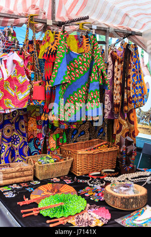 Tissus africains colorés, robes, motifs et cadeaux dans une cabine à Brixton Market, Brixton, Londres, Royaume-Uni Banque D'Images