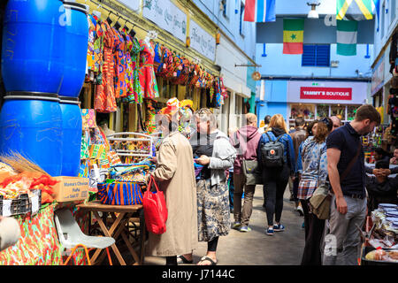 Les gens regardent boutiques à Brixton Village, un marché couvert à Brixton, dans le sud de Londres Banque D'Images