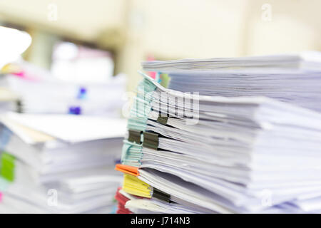 Pile de documents inachevés sur Office 24, pile de papier d'affaires Banque D'Images