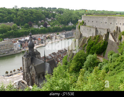 Église Notre Dame et la Meuse comme vu de la Citadelle de Dinant, Région Wallonne, Belgique Banque D'Images