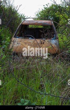 Épuisé et faisant l'objet d'un voiture rouillée près de Country Park Banque D'Images