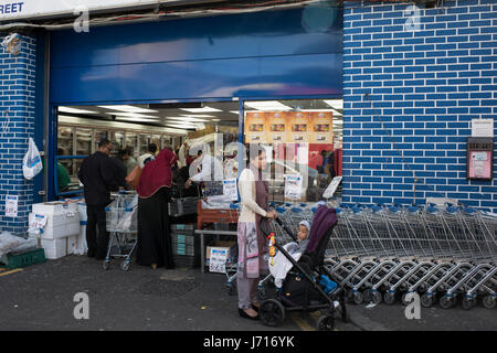 Les gens de différentes origines ethniques, en particulier de la communauté musulmane autour du marché sur Watney Street à Shadwell, East London, Royaume-Uni. Dans ce domaine la Tour des hameaux est majoritairement musulmans avec plus de 50 % de la descente du Bangladesh. Ceci est connu comme un pays d'Asie et d'une partie culturelle de l'East End de Londres. Banque D'Images