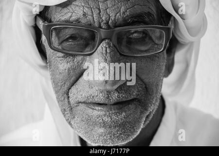 Vieil homme avec un foulard dans l'île de Qeshm, Iran Banque D'Images