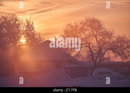 Village de l'Altaï russe Urozhainoe au matin du temps avec rayons San incroyable, Sibérie, Russie Banque D'Images