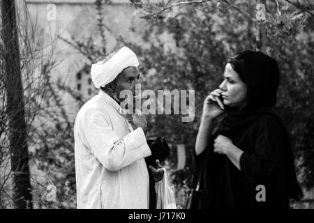 Le Mollah et la femme ayant un appel, Téhéran, Iran Banque D'Images