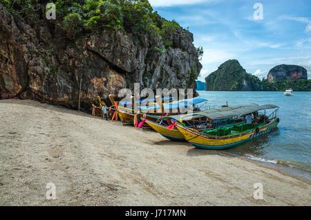 Bateaux sur la rive de la plage, Thaïlande Banque D'Images