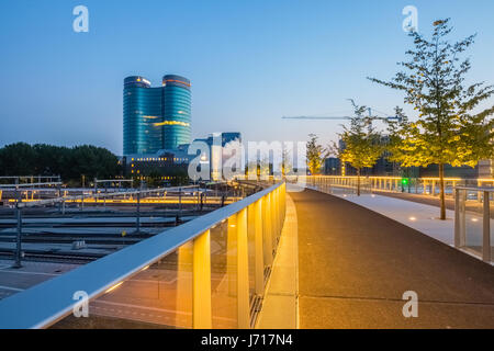 Bâtiment du siège 'Rabotoren Rabobank' (Rabo Tower) vue depuis l'Moreelsebrug au coucher du soleil. Utrecht, Pays-Bas. Banque D'Images