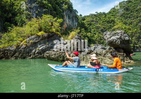 Kayaks sur les îles de Phuket, Phang nga Bay. Thaïlande Banque D'Images