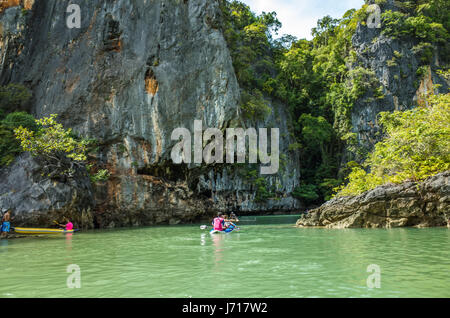 Kayaks sur les îles de Phuket, Phang nga Bay, Thaïlande Banque D'Images