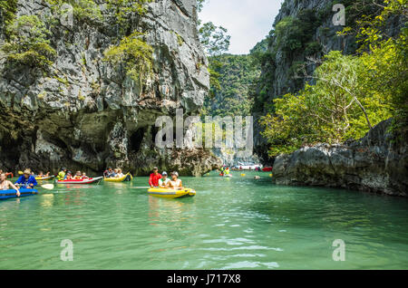 Kayaks sur les îles de Phuket, Thaïlande Banque D'Images