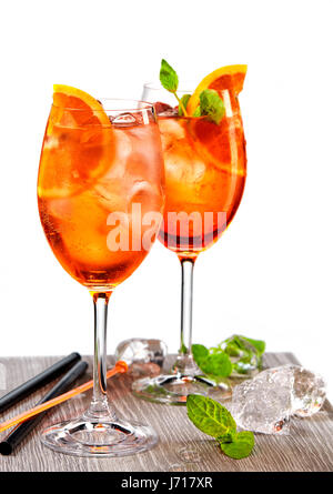 Deux verres d'Aperol spritz cocktail et des cubes de glace sur la table gris Banque D'Images