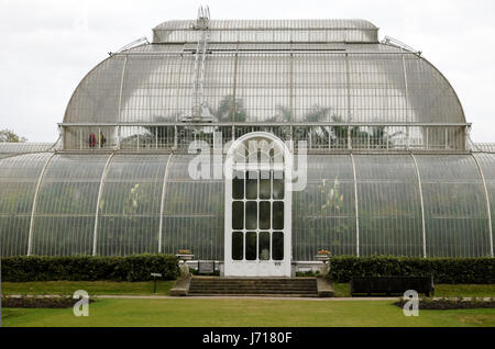 Vue extérieure de la serre en verre Palm House entrée à Kew Gardens April Garden au printemps Londres Angleterre Grande-Bretagne Royaume-Uni KATHY DEWITT Banque D'Images