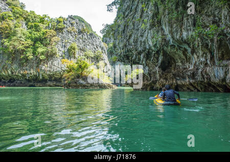 Les bateaux et les îles de la baie de Phang Nga, Phuket Banque D'Images