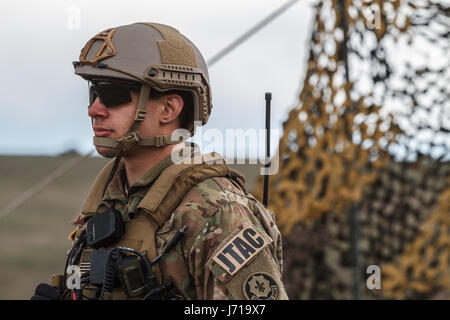 Les soldats britanniques se sont emportés devant un nouveau poste tout en étant défendus par un tanks roumain et un hélicoptère d'attaque lors de l'exercice militaire de l'OTAN « Wind Spring -15 » au stand de tir de Smardan Banque D'Images