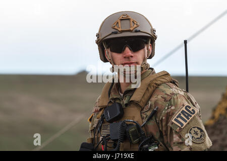 Les soldats britanniques se sont emportés devant un nouveau poste tout en étant défendus par un tanks roumain et un hélicoptère d'attaque lors de l'exercice militaire de l'OTAN « Wind Spring -15 » au stand de tir de Smardan Banque D'Images