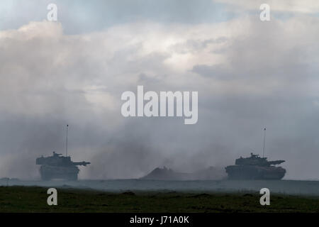 Un exercice militaire de l'OTAN au champ de tir de Smardan en Roumanie Un tir de char TR-85 roumain tandis que l'ensemble de l'unité charge la ligne ennemie pendant l'exercice militaire de l'OTAN « Wind Spring -15 » au champ de tir de Smardan, à 260 kilomètres au nord-est de Bucarest, en Roumanie. Banque D'Images