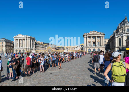 Les longues files de gens qui attendent pour passer à travers les contrôles de sécurité au château de Versailles (château de Versailles), près de Paris, France Banque D'Images