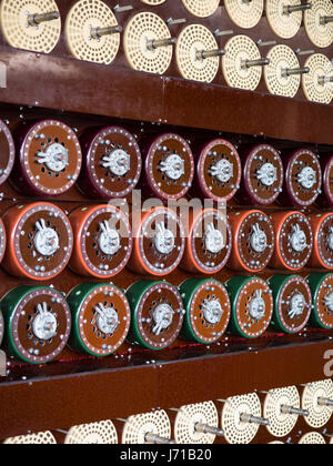 Un groupe de reconstitution de la machine de Turing ou bombe au domicile de l'WWll décrypteurs à Bletchley Park en Angleterre. Banque D'Images