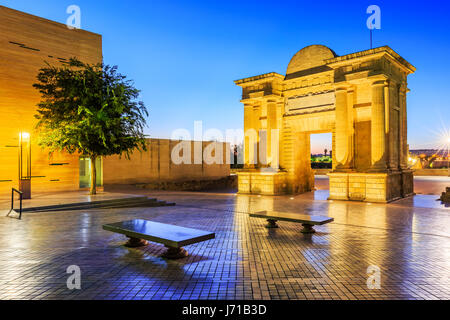 Cordoue, Espagne. La Puerta del Puente( Bridge Gate) au crépuscule. Banque D'Images