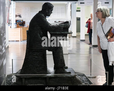 Sculpture en ardoise empilées de codebreaker Alan Turing par artiste Stephen électrique. Le mémorial se situe à Bletchley Park - home of the WWll décrypteurs. Banque D'Images