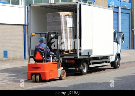 Déchargement de camion de livraison Banque D'Images