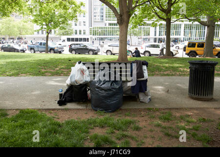 Sans-abri dorment dans la rue dans Edward r murrow park Washington DC USA Banque D'Images