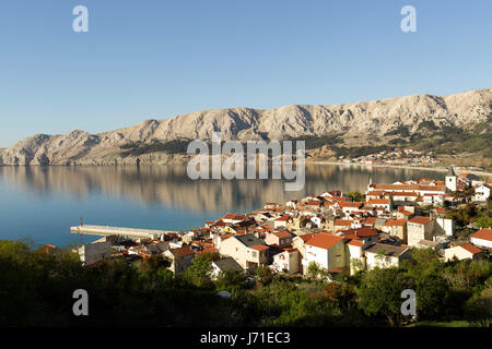 La ville de Baska, île de Krk, Croatie. Banque D'Images