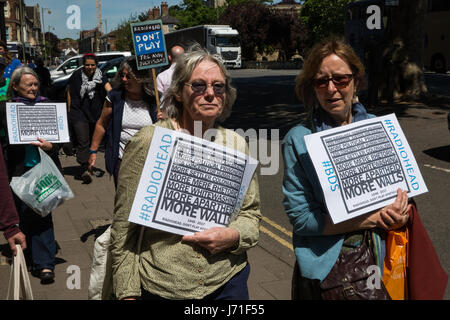 Oxford, UK. 22 mai, 2017. Protestation des militants de faire appel à Radiohead, qui a commencé à Oxford, d'annuler un concert à Tel Aviv le 19 juillet 2017 à l'appui du boycottage culturel appelé par les organisations palestiniennes dans le cadre du BDS (Boycott, désinvestissement et sanctions) campagne. BDS est une campagne mondiale destinée à augmenter la pression sur Israël pour mettre fin à l'occupation et la colonisation des terres palestiniennes, de donner la pleine égalité pour les citoyens arabo-palestinien d'Israël et de reconnaître le droit au retour des réfugiés palestiniens. Credit : Mark Kerrison/Alamy Live News Banque D'Images