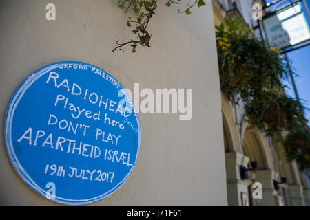 Oxford, UK. 22 mai, 2017. Une blue plaque placée par les militants à l'extérieur de la Taverne de Jéricho, où Radiohead a joué un concert sous le nom d'un Vendredi en 1991 avant de signer avec Parlophone, dans le cadre d'une manifestation faisant appel à la bande d'annuler un concert à Tel Aviv le 19 juillet 2017 à l'appui du boycottage culturel appelé par les organisations palestiniennes dans le cadre du BDS (Boycott, désinvestissement et sanctions) campagne. Radiohead a commencé à Oxford et la Taverne de Jéricho est l'un des nombreux lieux de la ville où ils ont joué. Credit : Mark Kerrison/Alamy Live News Banque D'Images