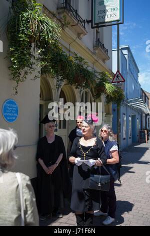 Oxford, UK. 22 mai, 2017. Un faux militants dévoilent la plaque bleue à l'extérieur de la Taverne de Jéricho, où Radiohead a joué un concert sous le nom d'un Vendredi en 1991 avant de signer avec Parlophone, dans le cadre d'une manifestation faisant appel à la bande d'annuler un concert à Tel Aviv le 19 juillet 2017 à l'appui du boycottage culturel appelé par les organisations palestiniennes dans le cadre du BDS (Boycott, désinvestissement et sanctions) campagne. Radiohead a commencé à Oxford et la Taverne de Jéricho est l'un des nombreux lieux de la ville où ils ont joué. Credit : Mark Kerrison/Alamy Live News Banque D'Images