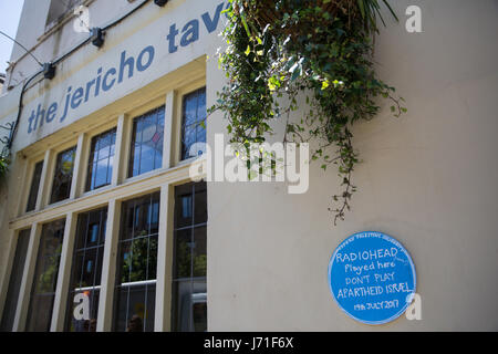 Oxford, UK. 22 mai, 2017. Une blue plaque placée par les militants à l'extérieur de la Taverne de Jéricho, où Radiohead a joué un concert sous le nom d'un Vendredi en 1991 avant de signer avec Parlophone, dans le cadre d'une manifestation faisant appel à la bande d'annuler un concert à Tel Aviv le 19 juillet 2017 à l'appui du boycottage culturel appelé par les organisations palestiniennes dans le cadre du BDS (Boycott, désinvestissement et sanctions) campagne. Radiohead a commencé à Oxford et la Taverne de Jéricho est l'un des nombreux lieux de la ville où ils ont joué. Credit : Mark Kerrison/Alamy Live News Banque D'Images