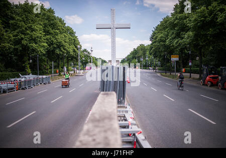 Les obstacles et un grand crucifix sur la Strasse des 17. Juni en préparation pour le Kirchentag allemand Evangelischer (église protestante) Congrès à Berlin, Allemagne, 22 mai 2017. Photo : afp/Kembowski Sophia Banque D'Images