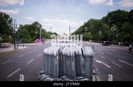 Berlin, Allemagne. 22 mai, 2017. Obstacles sur la Strasse des 17. Juni en préparation pour le Kirchentag allemand Evangelischer (église protestante) Congrès à Berlin, Allemagne, 22 mai 2017. Photo : Sophia Kembowski/dpa/Alamy Live News Banque D'Images