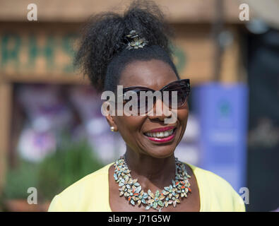 Le Royal Hospital Chelsea, London, UK. 22 mai, 2017. L'assemblée annuelle de la pinnacle calendriers horticoles, la RHS Chelsea Flower Show, preview journée avec des stars en visite. L'actrice Floella Benjamin OBE. Credit : Malcolm Park editorial/Alamy Live News. Banque D'Images