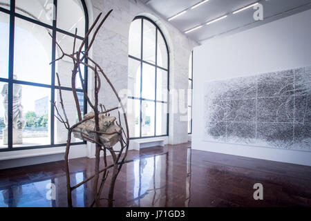 Rome, Italie. 22 mai, 2017. Conférence de presse, dans le cadre de l'exposition 'Matrice' par Giuseppe Penone, pour la présentation de ' Foglie di Pietra', le travail de l'artiste qui sera installé dans Largo Goldoni devant la Maison Fendi. Sur la photo : le travail artis par Giuseppe Penone Crédit : Andrea Ronchini/Alamy Live News Banque D'Images