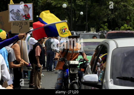 Valencia, Carabobo, Venezuela. 22 mai, 2017. Les professionnels de la santé ont protesté contre Maduro, tenant une concentration sur l'Guaparo gully et marche autour de lui, criant des slogans contre le président Nicolas mature. À Valence, l'État de Carabobo. Photo : Juan Carlos Hernandez Crédit : Juan Carlos Hernandez/ZUMA/Alamy Fil Live News Banque D'Images