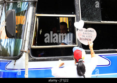 Valencia, Carabobo, Venezuela. 22 mai, 2017. Les professionnels de la santé ont protesté contre Maduro, faire une concentration sur l'Guaparo dome. La forme de coeur signe dit ''le dernier battement de ce régime.'' à Valence, l'État de Carabobo. Photo : Juan Carlos Hernandez Crédit : Juan Carlos Hernandez/ZUMA/Alamy Fil Live News Banque D'Images