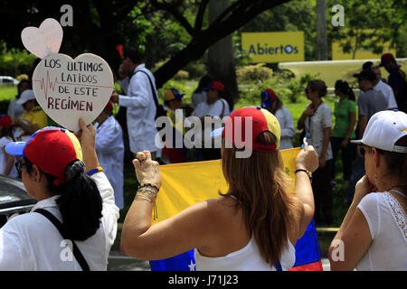 Valencia, Carabobo, Venezuela. 22 mai, 2017. Les professionnels de la santé ont protesté contre Maduro, faire une concentration sur l'Guaparo dome. La forme de coeur signe dit ''le dernier battement de ce régime.'' à Valence, l'État de Carabobo. Photo : Juan Carlos Hernandez Crédit : Juan Carlos Hernandez/ZUMA/Alamy Fil Live News Banque D'Images