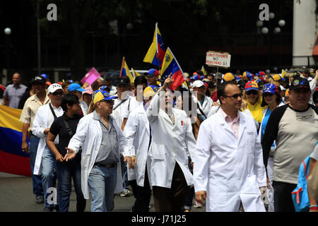 Valencia, Carabobo, Venezuela. 22 mai, 2017. Les professionnels de la santé ont protesté contre Maduro, tenant une concentration sur l'Guaparo gully et marche autour de lui, criant des slogans contre le président Nicolas mature. À Valence, l'État de Carabobo. Photo : Juan Carlos Hernandez Crédit : Juan Carlos Hernandez/ZUMA/Alamy Fil Live News Banque D'Images